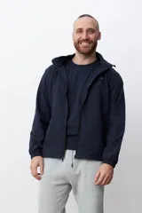 Campera deportiva negra con capucha y cierre frontal.