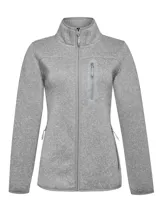 Polar de mujer color gris claro, con cierre frontal completo y cuello alto. Presenta un bolsillo vertical con cierre en el pecho y bolsillos laterales con cierre.