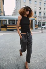 Pantalón de tiro bajo con cintura elástica ajustable mediante cordón, bolsillos delanteros y bolsillos de plastrón en la parte trasera.