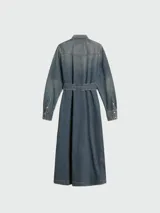 Vestido camisero largo de denim azul claro, con cuello camisero, botones frontales, bolsillos de parche en el pecho y mangas largas. Incluye un cinturón ancho de la misma tela anudado a la cintura.