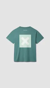 Camiseta de manga corta color verde azulado, corte holgado, con un pequeño estampado cuadrado con una 'X' en el pecho.
