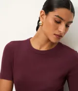 Blusa básica ajustada en rib de algodón, de manga corta y cuello redondo, color mostaza.
