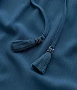 Pantalón pantacourt plus size de viscosa color azul, con cintura elástica y cordón de ajuste con borlas. Presenta un diseño fluido y dobladillo asimétrico.