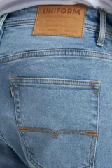 Pantalón de jean celeste, corte slim y tiro medio.