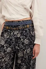 Pantalón tipo babucha de algodón, con estampado floral en tonos oscuros y diseño holgado.