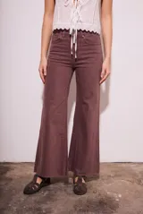 Pantalón de jean estilo wide leg de tiro alto, con corte recto y amplio, en color bordó con efecto lavado. Presenta bolsillos laterales y traseros, con ruedo desflecado.