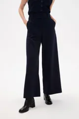 Pantalon de vestir azul marino, de corte ancho y tiro alto, con bolsillos laterales.