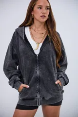 Cardigan negro con efecto acid wash, cierre frontal, capucha y bolsillos laterales.