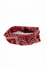 Vincha de pelo elástica con diseño de estampado tipo bandana en color bordó.