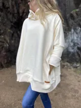 Canguro negro oversize con cuello alto, mangas largas con puños ajustados y bolsillo tipo parche con etiqueta de cuero en el ruedo.