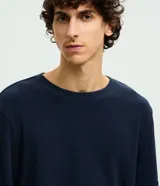 Pijama largo de hombre compuesto por una remera de manga larga con cuello redondo y un pantalón tipo jogging con cintura elástica. Confeccionado en tejido de viscolycra suave y ligero, con acabado liso.