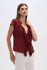 Top de viscosa color bordó con escote en V profundo, mangas cortas y detalle de volados frontales con lazo de ajuste.