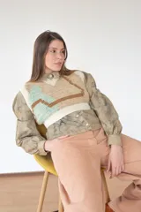 Camisa de manga larga confeccionada en 100% algodón, con un fit relajado y mangas levemente abullonadas que aportan volumen y movimiento. Cuenta con cuello clásico y una silueta suelta, ideal para usar sola o en capas. Una prenda versátil, con presencia.