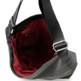 Bolso tipo hobo de diseño minimalista y elegante en tono beige, fabricado en símil cuero. Cuenta con una correa ajustable para llevar al hombro y herrajes metálicos.