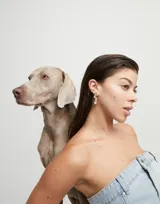 Pendientes colgantes dorados con cuatro cristales multicolores en forma triangular.