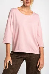 Remera color amarillo mostaza de algodón peinado, con escote redondo y mangas 3/4. Corte ajustado al cuerpo.