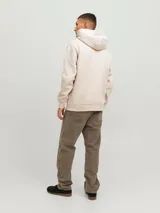 Canguro color beige con capucha, manga larga, calce relajado y bolsillo tipo canguro. Estampado frontal con la leyenda "Originals Studio BROUGHT TO YOU BY JACK&JONES DESIGNED IN COPENHAGEN".