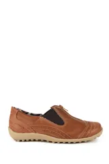 Zapatos deportivos de cuero marrón con detalles de perforaciones decorativas, elásticos laterales y cierre frontal con cremallera. Cuenta con suela de goma en tono tostado.