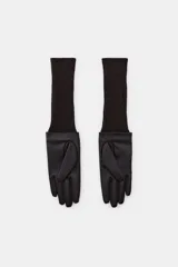 Guantes largos combinados con efecto piel y tejido de punto acanalado de lana. Presentan un diseño con abertura en el dorso y detalle de botón a presión.
