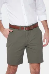 Bermuda clásica color beige con bolsillos laterales y traseros, confeccionada en algodón con spandex.