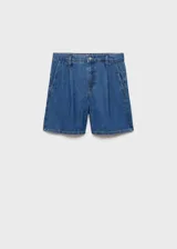 Short de denim azul de tiro medio, con diseño recto, trabillas para cinto, pinzas delanteras y cierre frontal de cremallera y botón. Cuenta con dos bolsillos laterales.