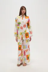 Camisa de algodón con estampado de motivos tropicales, corte holgado, con botones y cuello camisero.