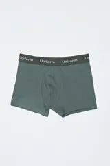 Boxer verde con cintura elástica con la inscripción "Uniform" repetida.