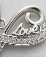 Dije de plata 925 con diseño de símbolo de infinito y la palabra Love grabada, decorado con circonias engastadas.