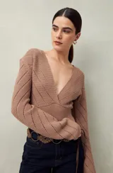 Sweater negro de tejido de punto con escote en V y calados en mangas y parte superior.