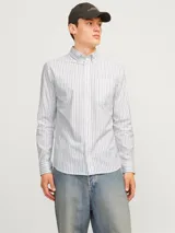 Camisa de vestir de manga larga a rayas verticales finas en tonos celeste y marrón sobre fondo blanco. Tiene cuello abotonado, bolsillo en el pecho y corte slim fit.