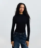 Blusa de tricot ligero color negro, con diseño acanalado, cuello alto y mangas largas.