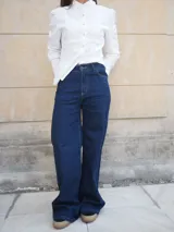 Jean de tiro medio con calce cómodo, diseño recto con caída tipo wide leg, color azul oscuro.