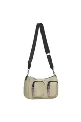 Bandolera de diseño utilitario en color beige, con dos bolsillos frontales externos, cierre principal y correa ajustable. Presenta detalles en color lila en los tiradores de los cierres y logo de la marca estampado.
