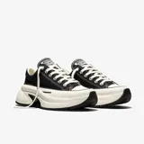 Championes Converse modelo Run Star Crush Ox, de lona color negro con suela chunky de plataforma esculpida en tono blanco y detalles de cordones blancos.
