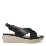 Sandalias de plataforma baja con tiras cruzadas en el empeine, una de ellas con textura grabada y otra lisa con acabado metalizado. Cuenta con cierre de hebilla ajustable en el tobillo y plantilla acolchada.