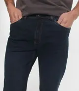 Pantalón de jean azul oscuro, corte slim, con trabillas en la cintura y bolsillos.