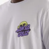 Remera de manga corta color gris claro con un pequeño estampado frontal en el pecho izquierdo. El estampado presenta un cráneo amarillo con el texto "SANTA CRUZ" en letras moradas con efecto rugoso.