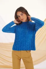 Buzo de tejido de punto color azul con cuello alto y mangas largas.
