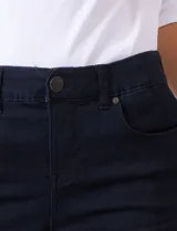 Jean de tiro alto con corte bootcut, ajustado en cadera y muslos con una sutil apertura desde la rodilla. Presenta diseño clásico de cinco bolsillos, cierre con botón y costuras en contraste. Su diseño posterior incluye costuras estratégicas para un efecto de realce en la silueta.