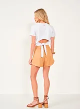 Remera blanca de algodón con apliques dorados.