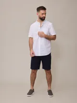 Camisa de manga corta marca Polanco, confeccionada en algodón, con cuello abotonado y bolsillo frontal.