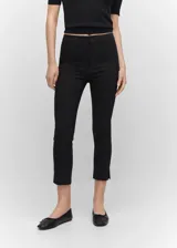 Pantalón skinny de tiro alto y corte crop, con diseño entallado y bolsillos de ribete en la parte posterior. Cuenta con cierre oculto de botón, gancho y cremallera.