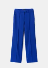 Pantalón de tiro medio color azul, con diseño recto y largo, trabillas para cinturón y cierre oculto con botón, gancho y cremallera.
