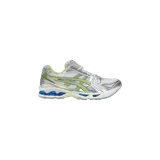 Championes Asics Gel-Kayano 14, color plateado con detalles en verde lima y azul, confeccionados con malla transpirable y superposiciones sintéticas. Cuentan con tecnología GEL en la suela para mayor amortiguación.