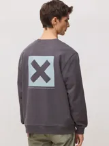 Sudadera de cuello redondo color gris oscuro, con estampado cuadrado en la espalda que contiene una X grande y texto pequeño en la parte inferior. Confeccionada en algodón orgánico de corte regular.