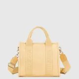 Cartera tipo tote de tamaño pequeño, color amarillo, con diseño estructurado y logo de la marca grabado. Incluye doble asa de mano, correa larga ajustable con el nombre de la marca y un dije metálico colgante con la letra B.