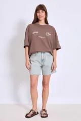 Bermuda de jean celeste claro, corte a la rodilla.