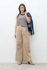 Top sin mangas a rayas horizontales en tonos azul marino, blanco y marrón, con detalle de volados en el cuello y las sisas.