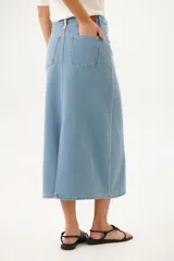 Falda midi de jean celeste con corte recto y cinturón negro con hebilla metálica.