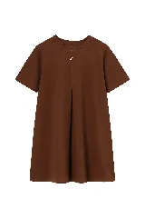 Vestido corto de algodón color negro, con mangas cortas, cuello redondo y diseño con tablas frontales y traseras que le otorgan una caída holgada.